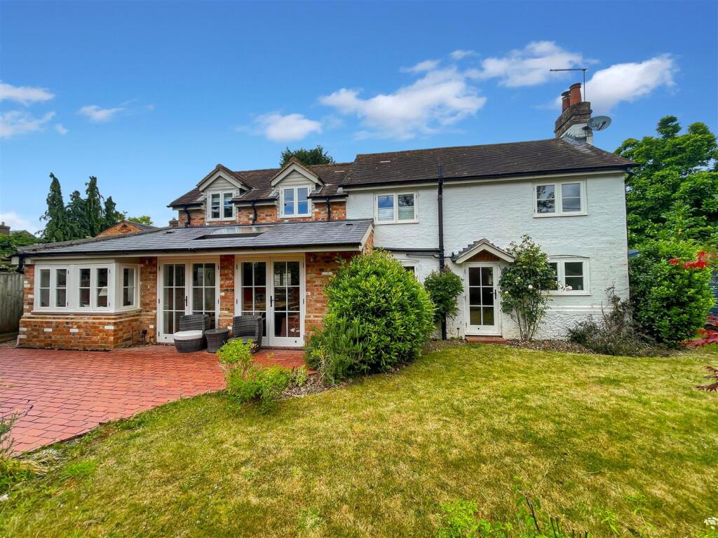 Main image of property: The Hamlet, Gallowstree Common