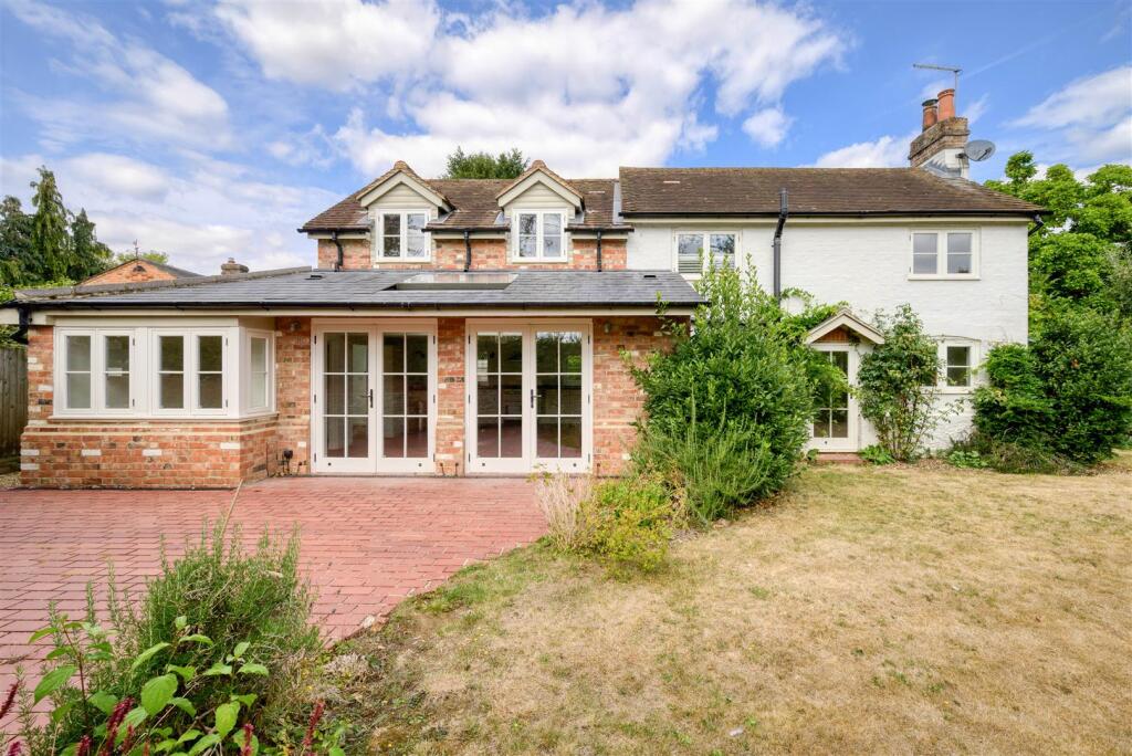 Main image of property: The Hamlet, Gallowstree Common