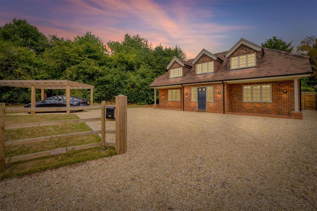 Main image of property: The Hamlet, Gallowstree Common