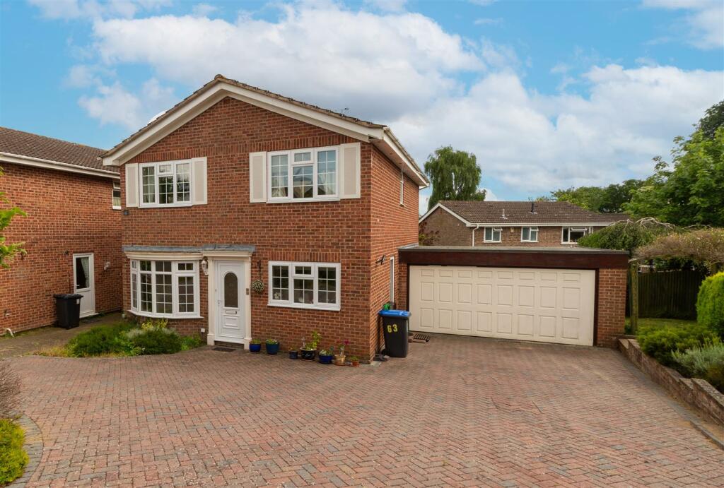 4 bedroom detached house for sale in Ashenground Road, Haywards Heath, RH16