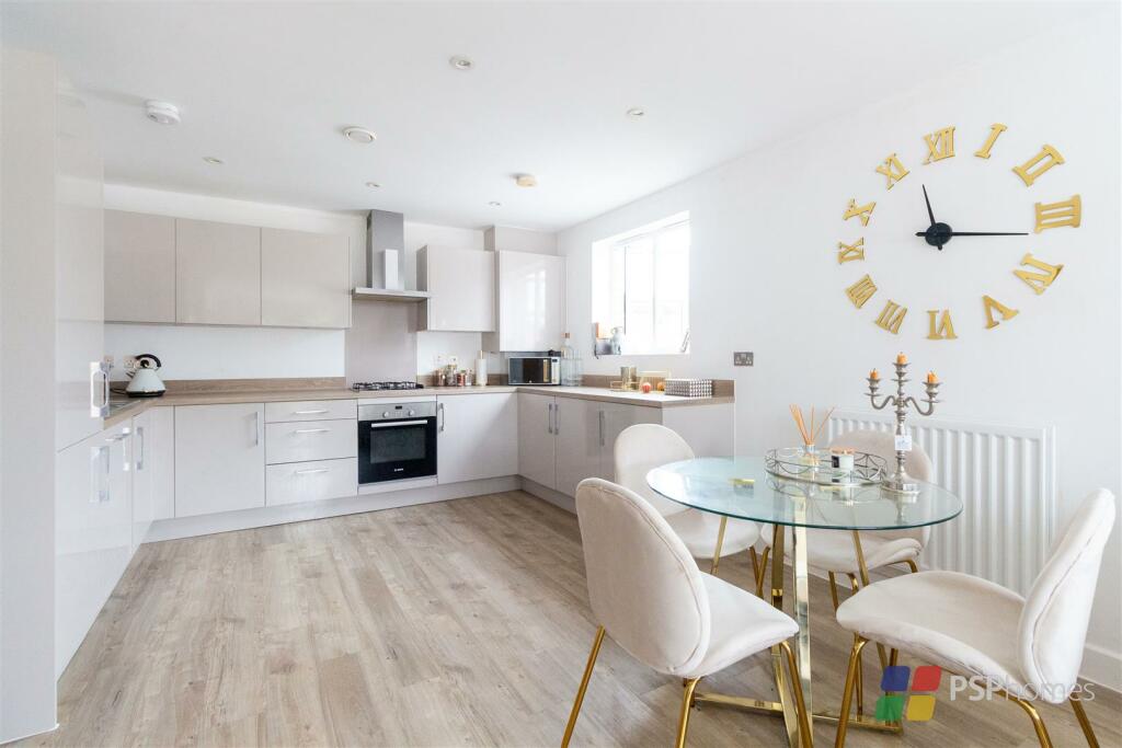 2 bedroom flat for sale in Centenary Way, Haywards Heath, RH16