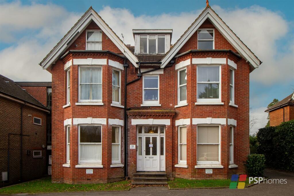1 bedroom flat for sale in Hazelgrove Road, Haywards Heath, RH16