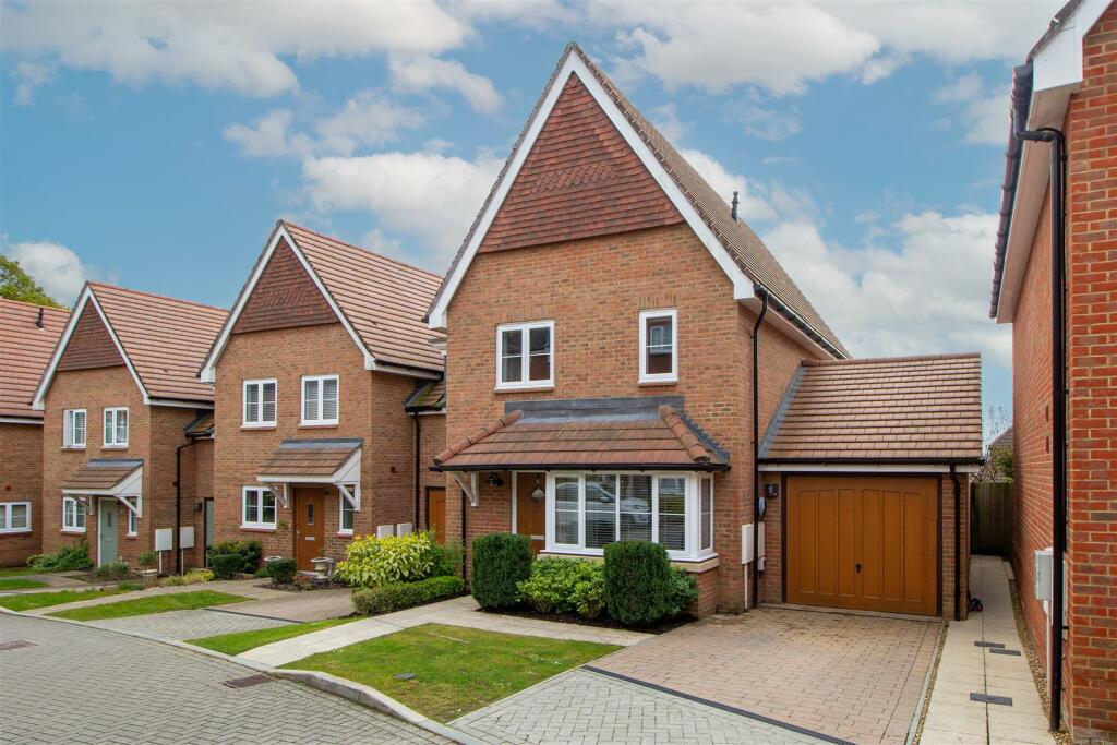 3 bedroom link detached house for sale in Little Pithfield, Bolnore