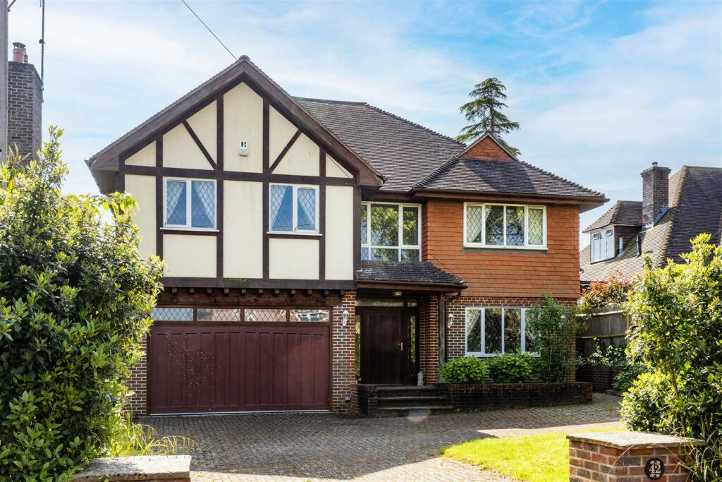 5 bedroom detached house for sale in 3,000 sq ft home on sought after