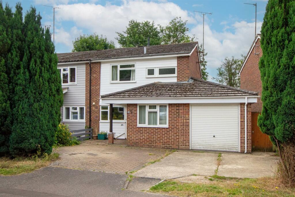 3 bedroom semidetached house for sale in Barnmead, Haywards Heath, RH16