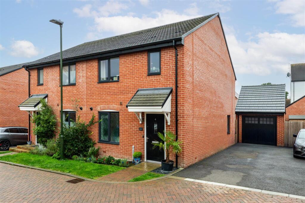 Main image of property: Hawthorn Lane, Lindfield