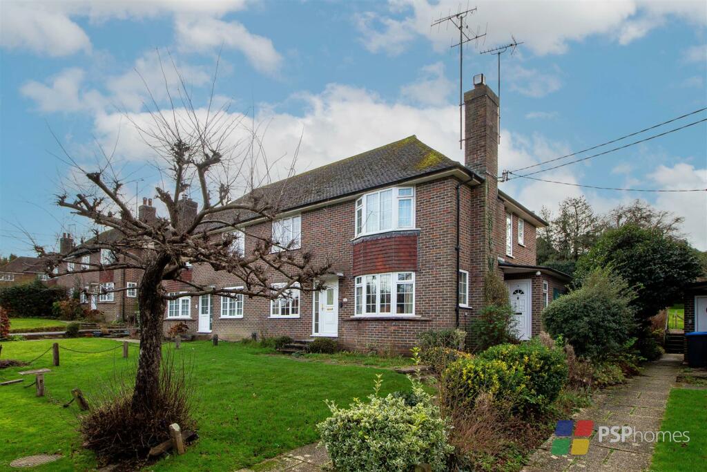2 bedroom flat for sale in Greenways, Haywards Heath, RH16