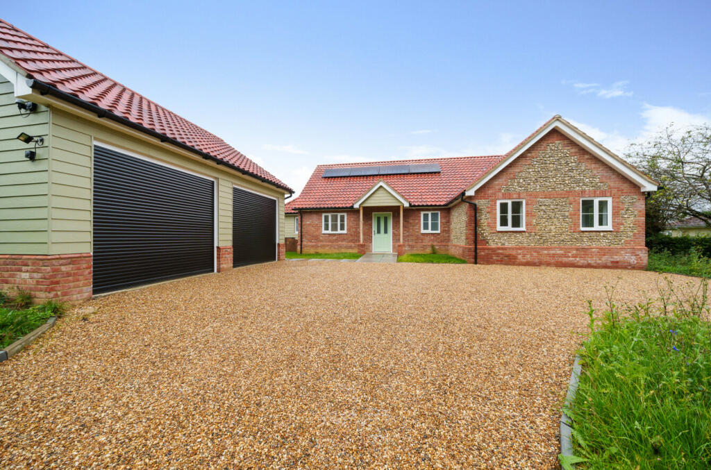 4 bedroom detached bungalow for sale in Beyton Road, Drinkstone, Bury