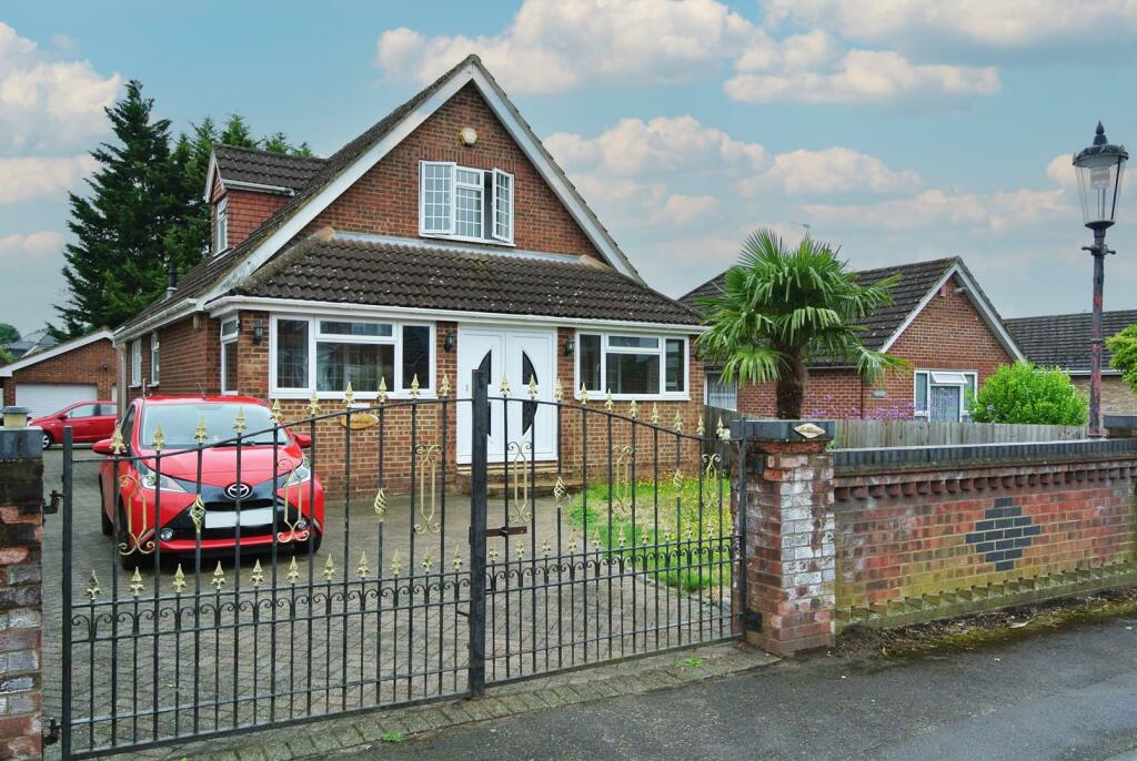 4 bedroom chalet for sale in Green Lane, StainesUponThames, TW18