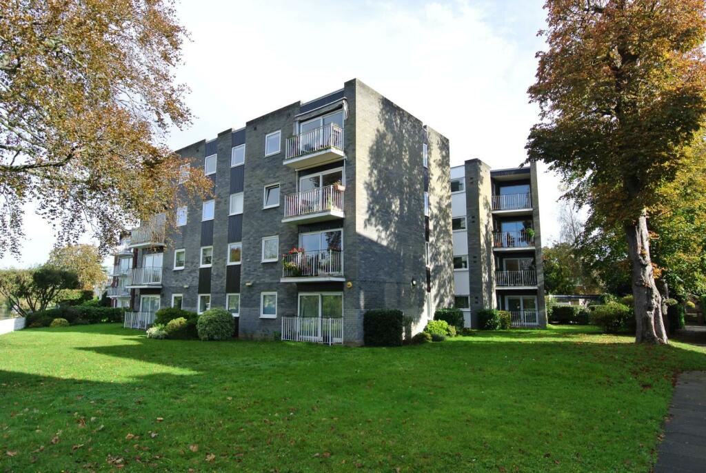 2 bedroom apartment for sale in Riverside Road, StainesUponThames, TW18
