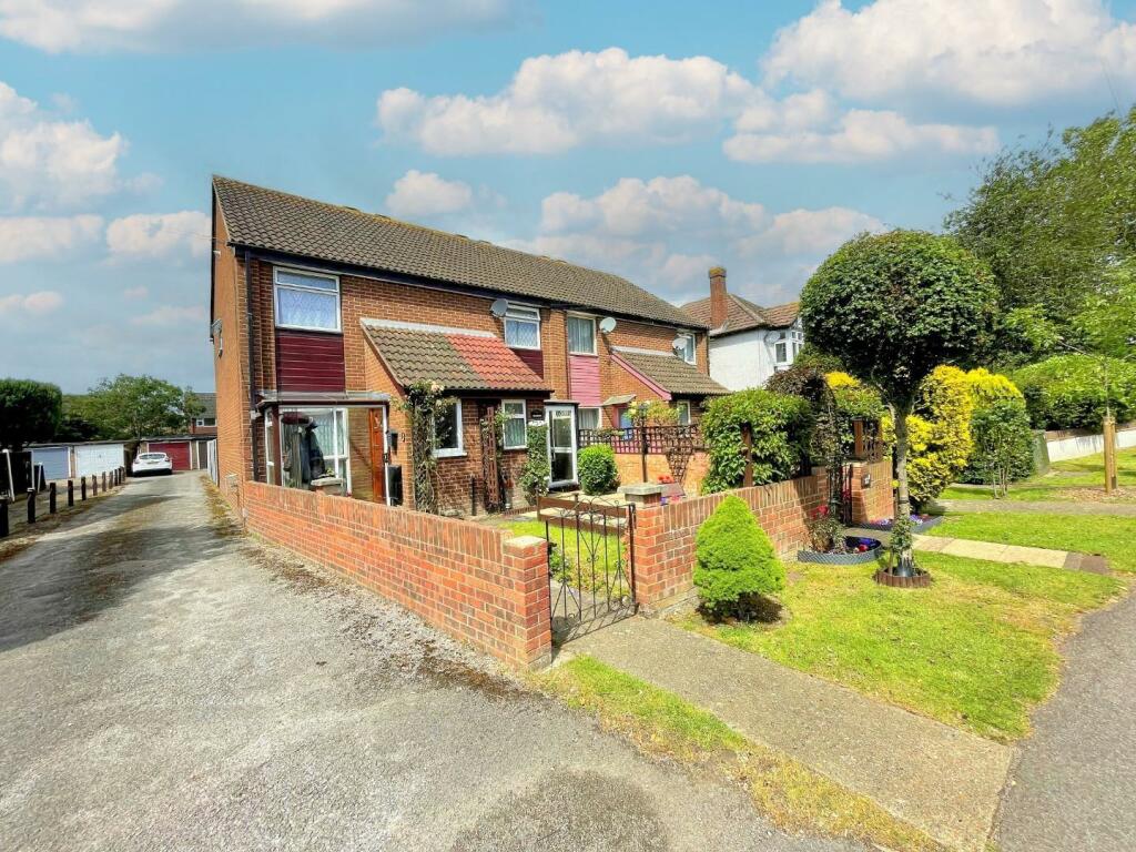 2 bedroom end of terrace house for sale in Stanwell Road, Ashford, TW15