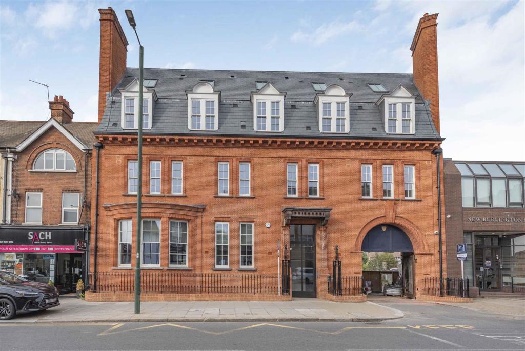 Studio flat for sale in Finchley Road, London, NW11