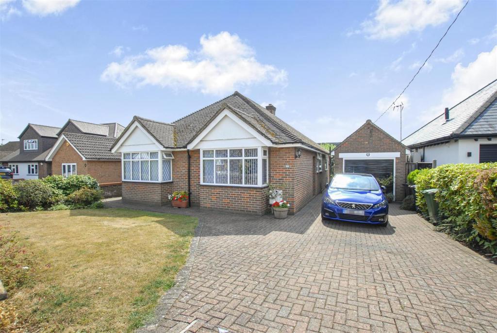 3 bedroom detached bungalow for sale in The Uplands, Bricket Wood, St
