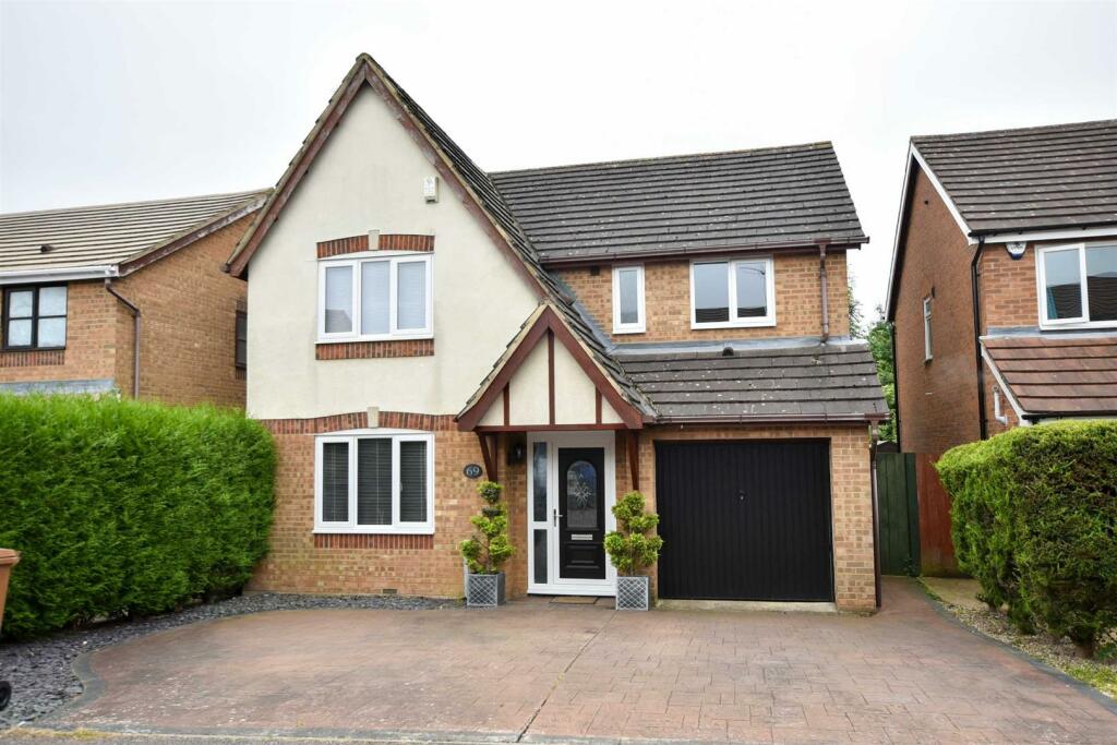 4 bedroom detached house for sale in Hatfield Close, Wellingborough, NN8