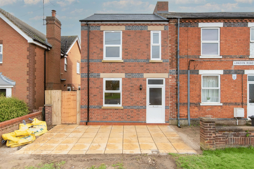 2 bedroom end of terrace house for sale in London Road, Bozeat, NN29