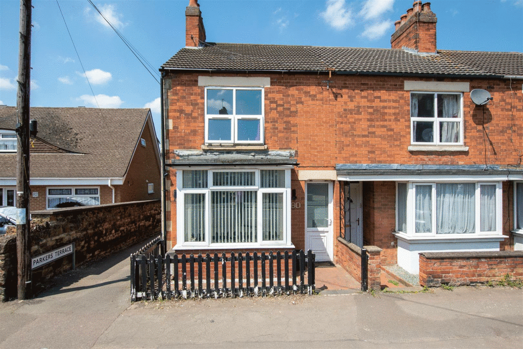 2 bedroom end of terrace house for sale in Wellingborough Road, Finedon