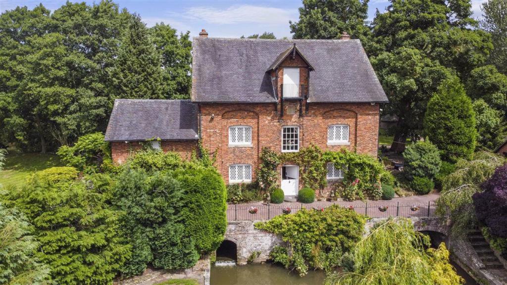 5 bedroom detached house for sale in Longford Lane, Longford