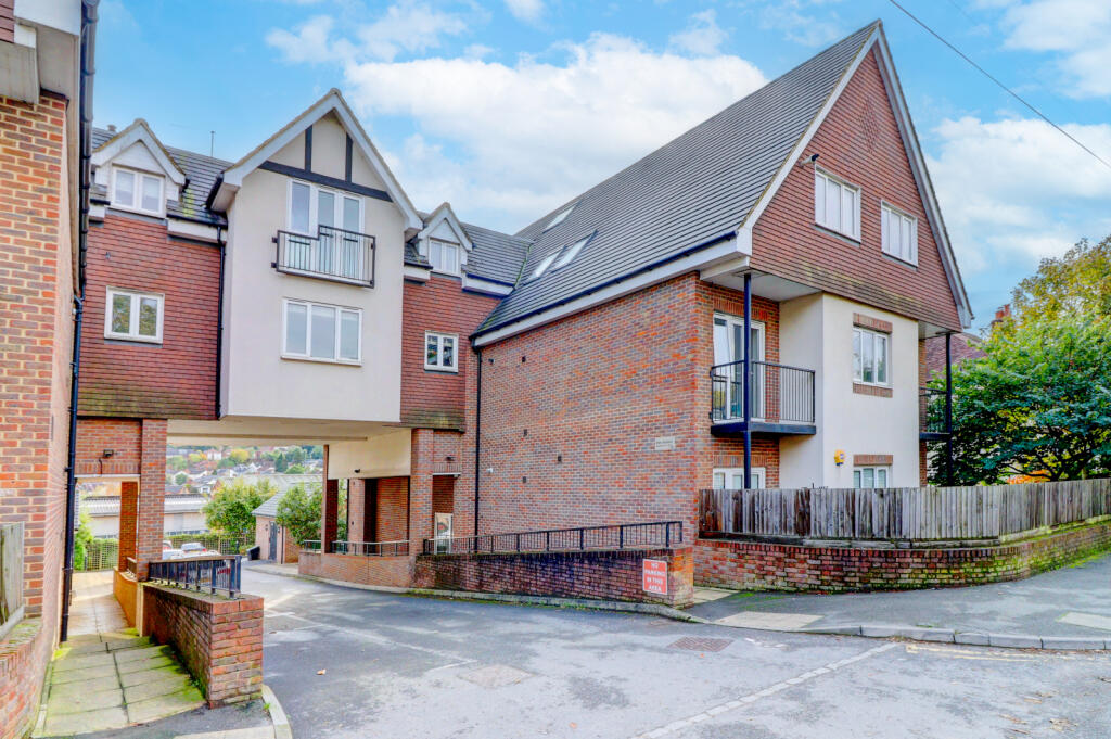 2 bedroom apartment for sale in West Road, High HP12