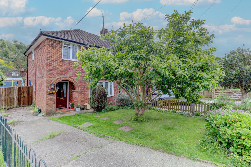 3 bedroom semidetached house for sale in Valley Road, Hughenden Valley