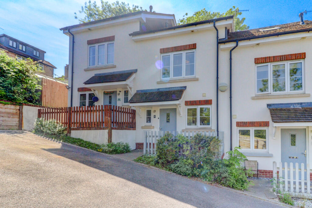 Main image of property: Hillview Gardens, High Wycombe, Buckinghamshire, HP13