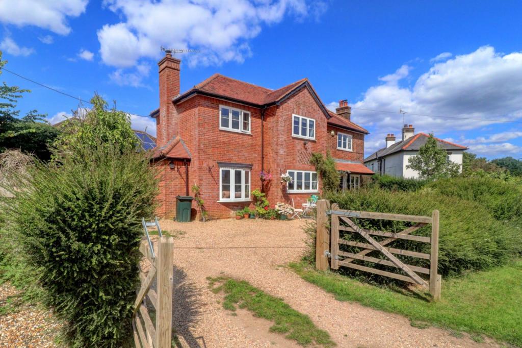 4 bedroom detached house for sale in Wheeler End Common, Wheeler End