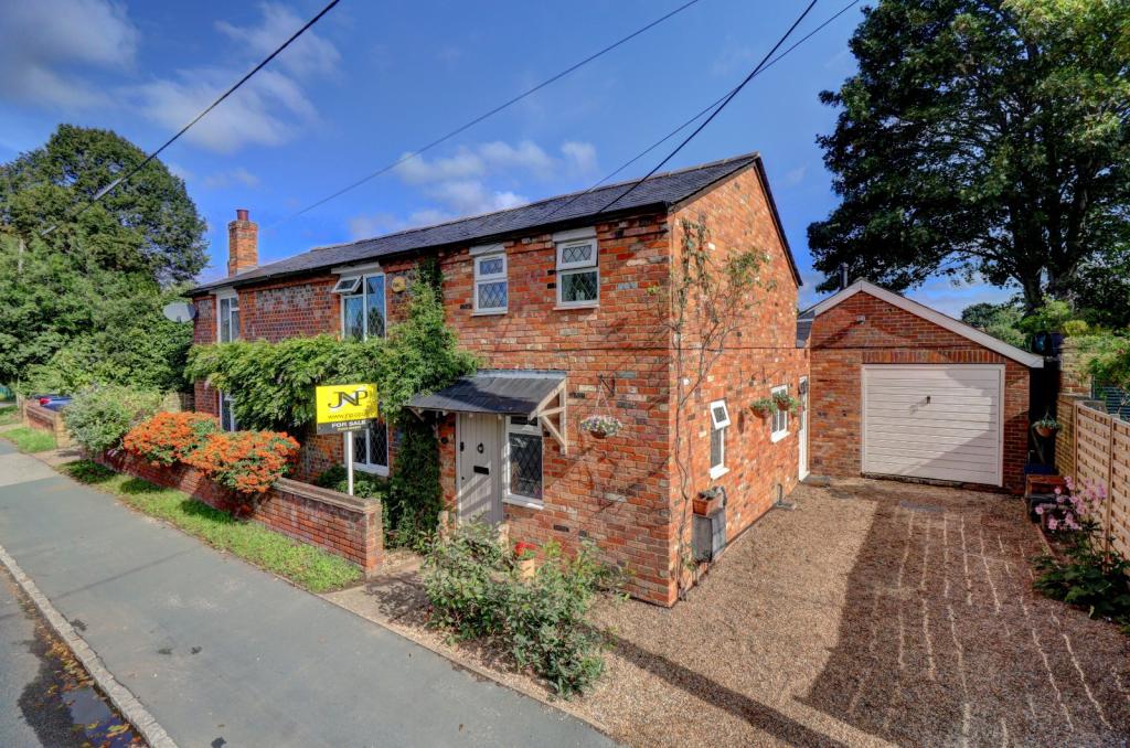 4 bedroom detached house for sale in Straight Bit, Flackwell Heath