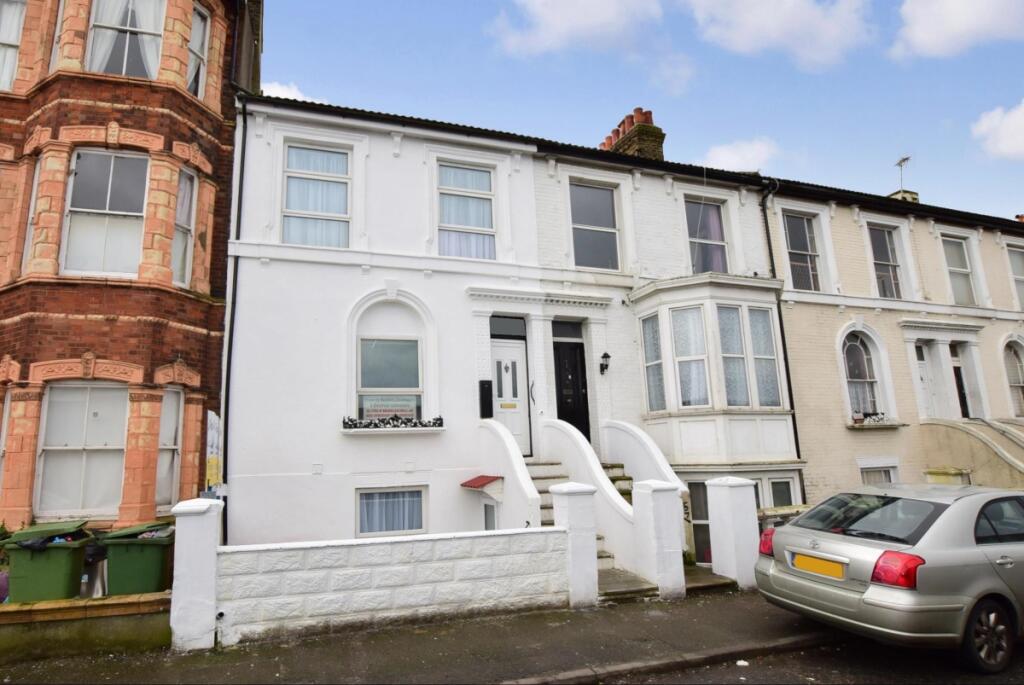 3 bedroom flat for rent in Marine Parade Sheerness ME12