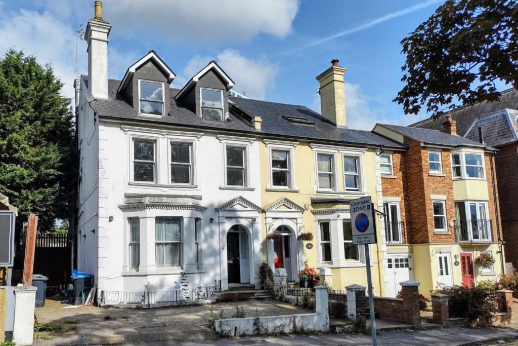 2 bedroom flat for rent in St Johns Road, Boxmoor, Unfurnished