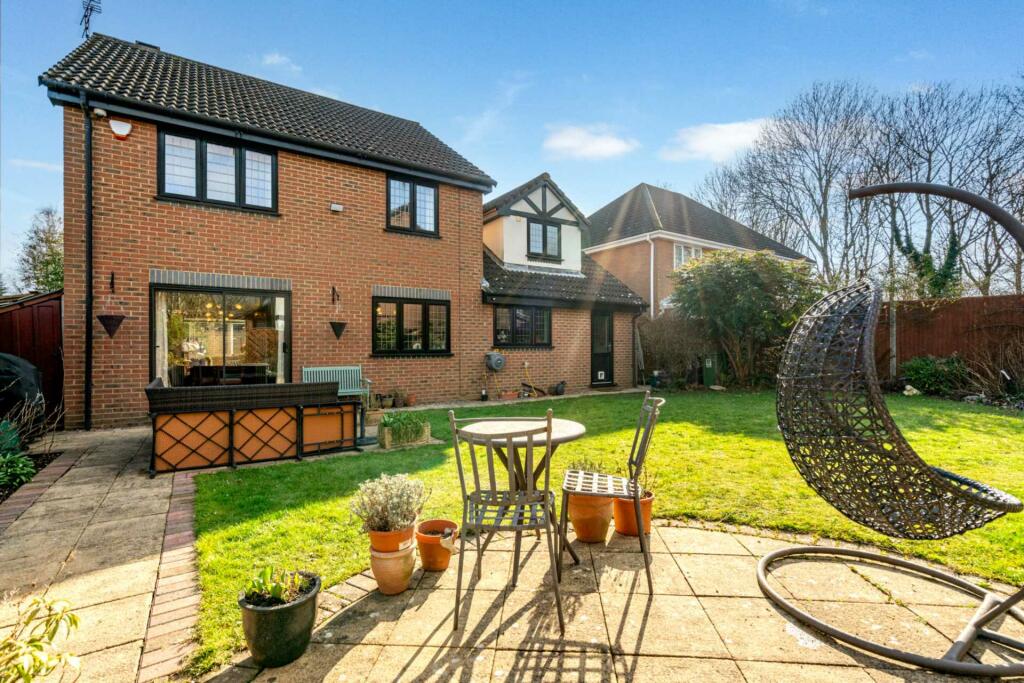 4 bedroom detached house for sale in The Copse, Fields End, HP1