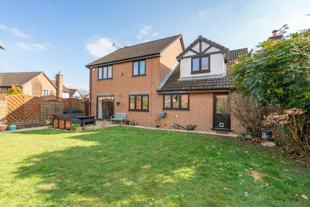4 bedroom detached house for sale in The Copse, Fields End, HP1
