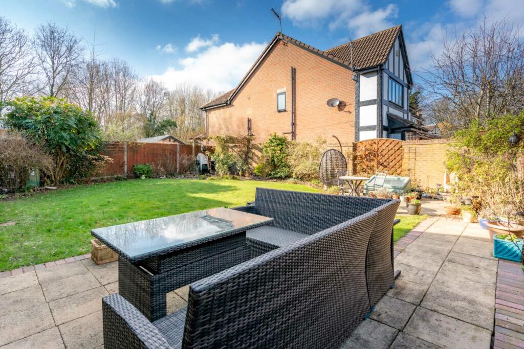 4 bedroom detached house for sale in The Copse, Fields End, HP1