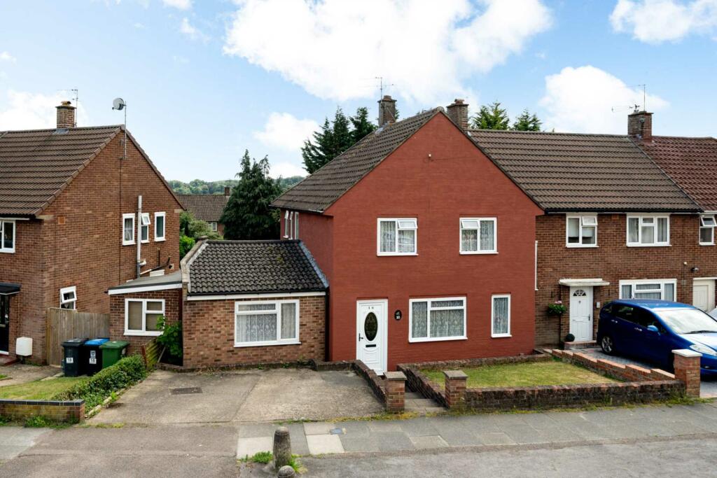4 bedroom house for sale in Barnfield, Nash Mills, HP3