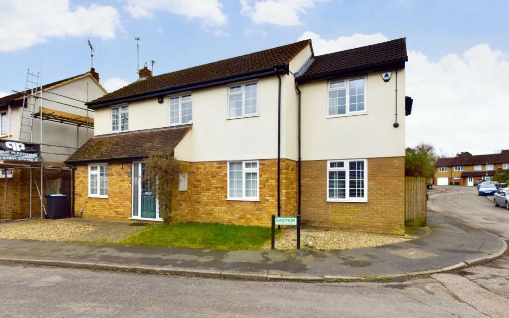 4 bedroom detached house for sale in Eastnor, Bovingdon, HP3