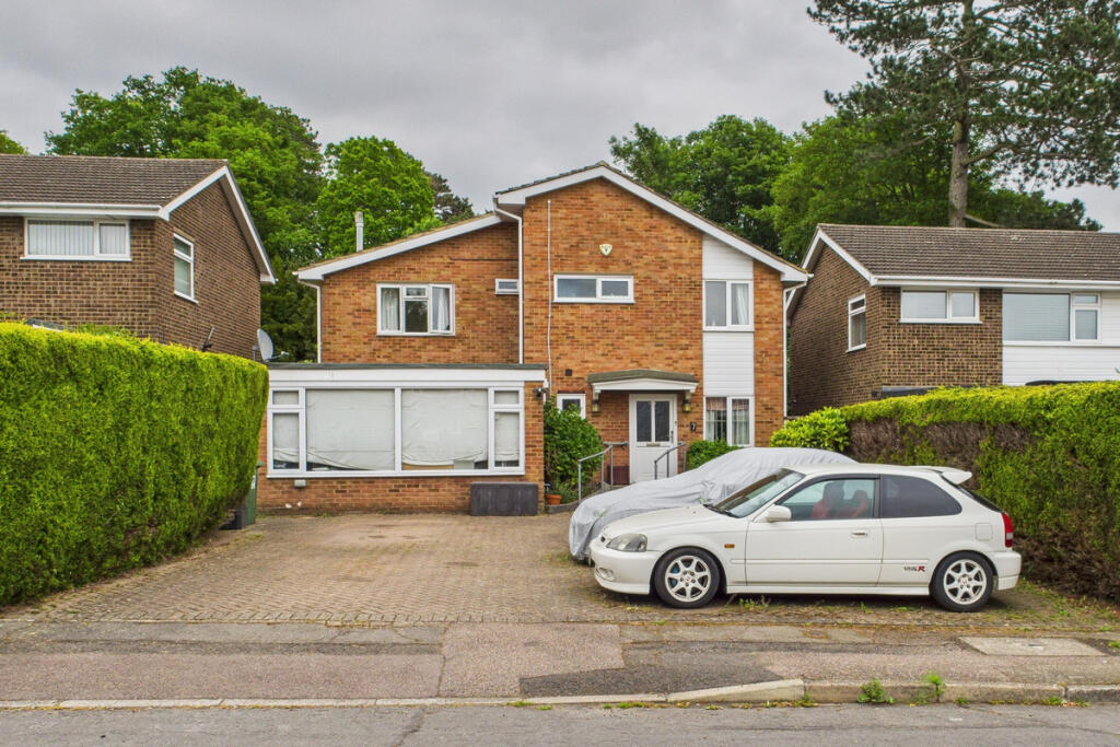 Main image of property: Mount Close, Hemel Hempstead, HP1
