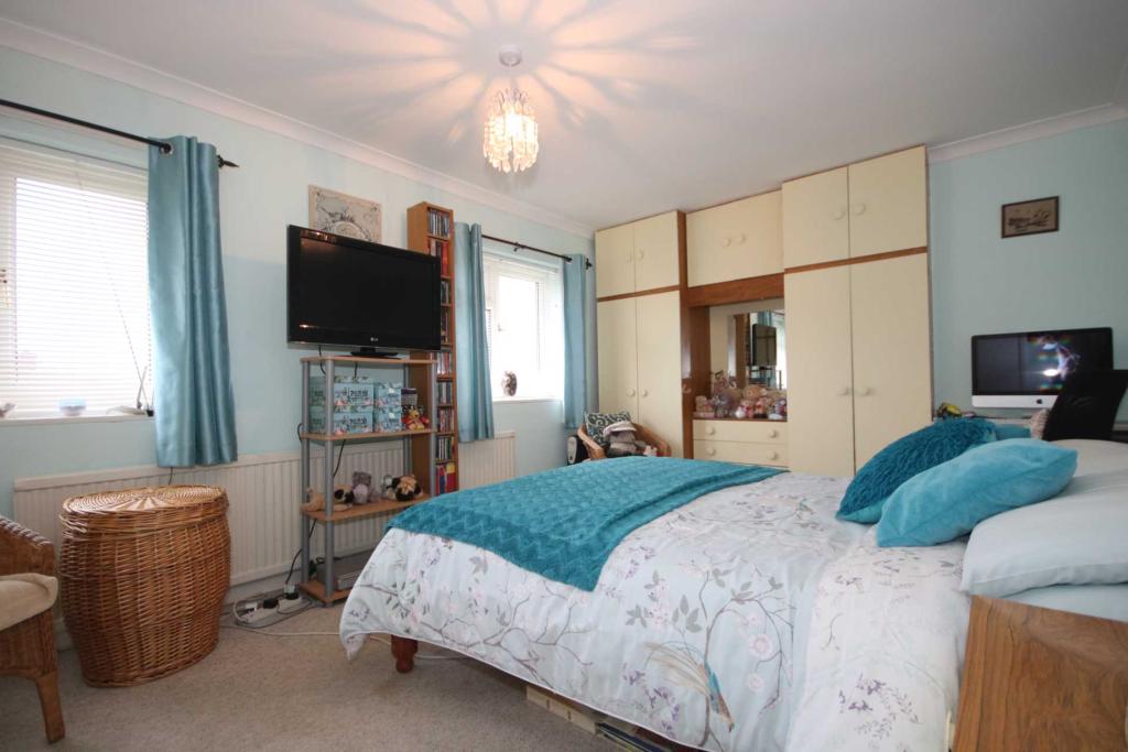 2 bedroom house for sale in Close to shops & amenities, 2 DOUBLE