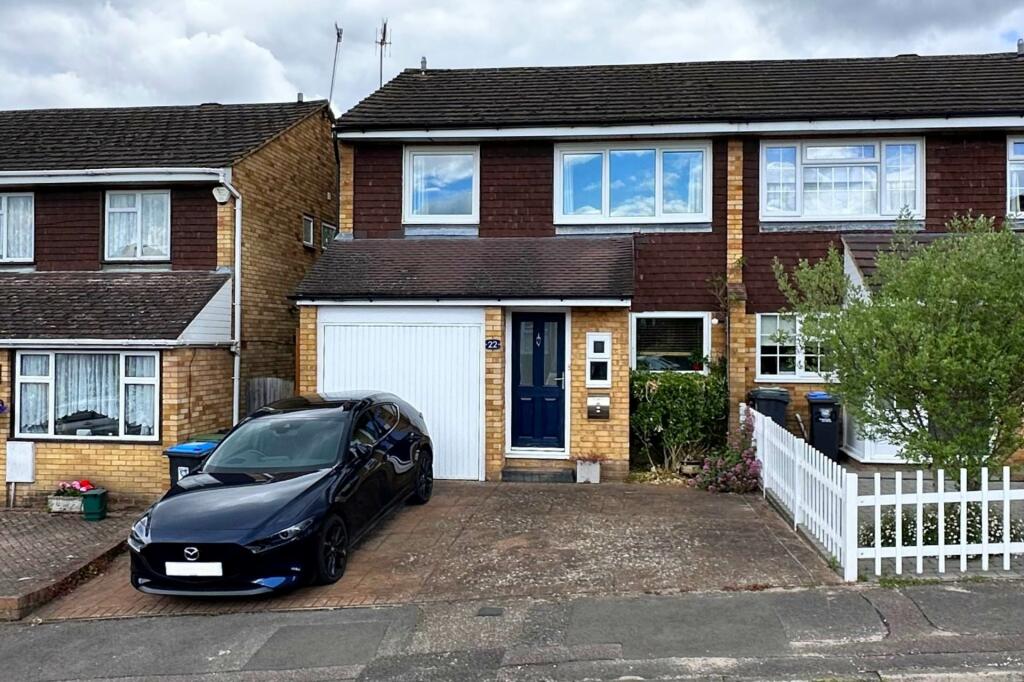 3 bedroom semidetached house for sale in WROXHAM AVENUE, Hemel