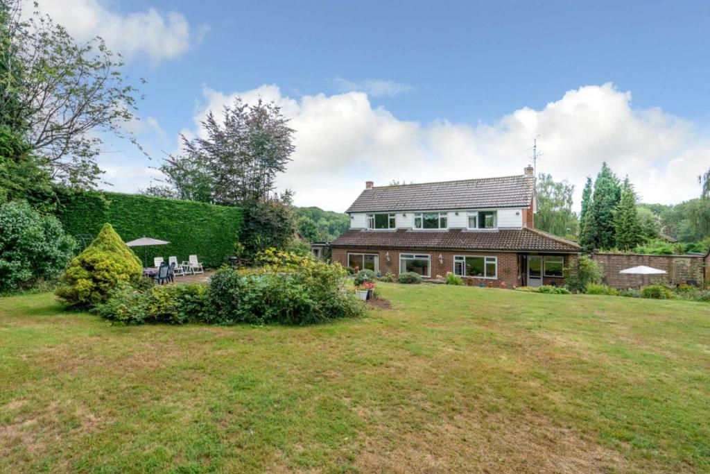 4 bedroom detached house for sale in The Leas, Longdean Park, Hemel