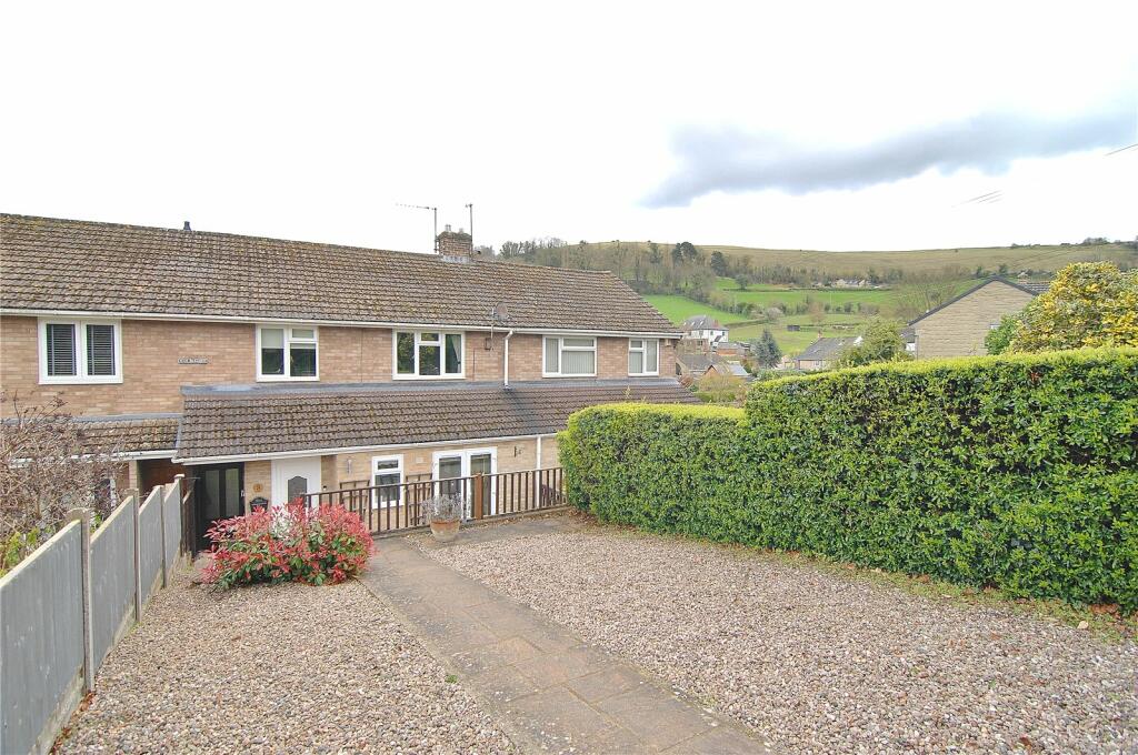 3 bedroom terraced house for sale in High Beeches, Middleyard, Kings