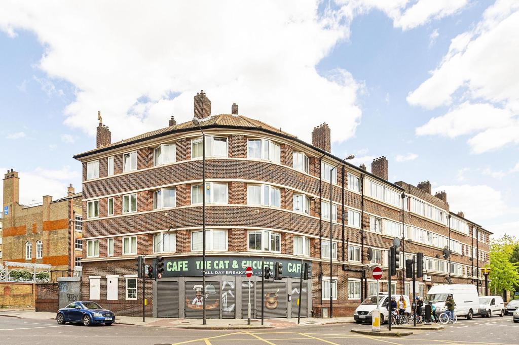 2 bedroom flat for rent in Tower Bridge Road, London SE1