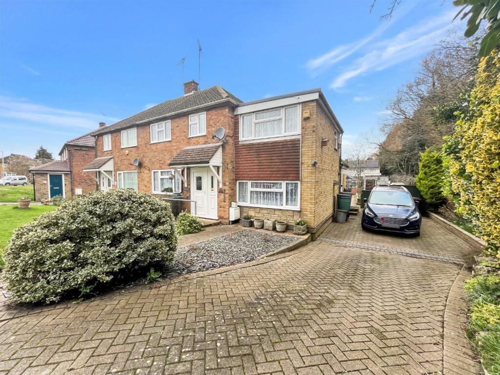 3 bedroom semidetached house for sale in Field End, Willesborough