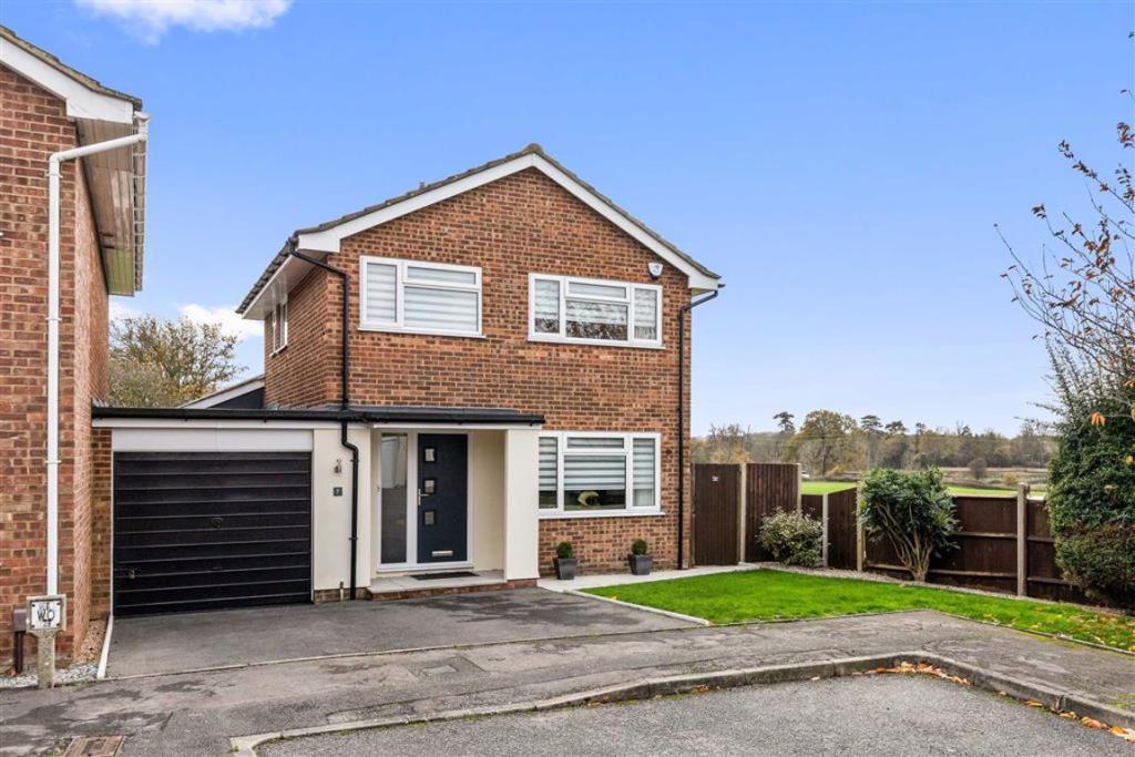 3 bedroom detached house for sale in Rowan Close, Godinton Park
