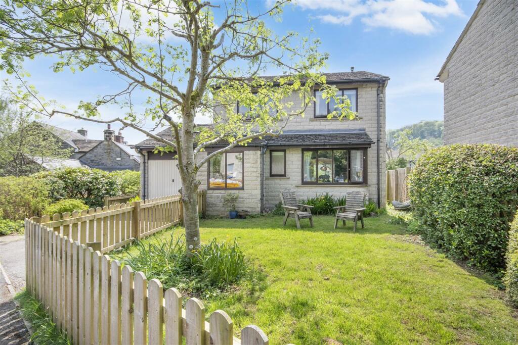 4 bedroom detached house for sale in Cornmill Close, Calver, Hope Valley, S32