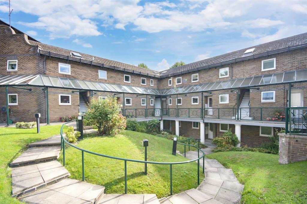 2 bedroom retirement property for sale in Flat 27 Lifestyle House