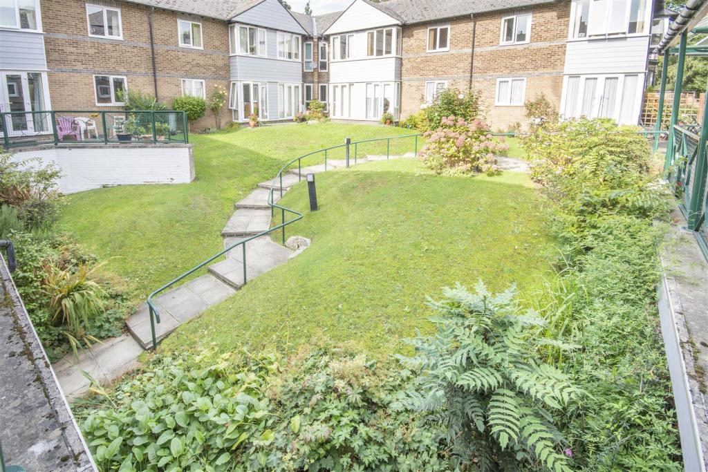 2 bedroom retirement property for sale in Flat 27 Lifestyle House