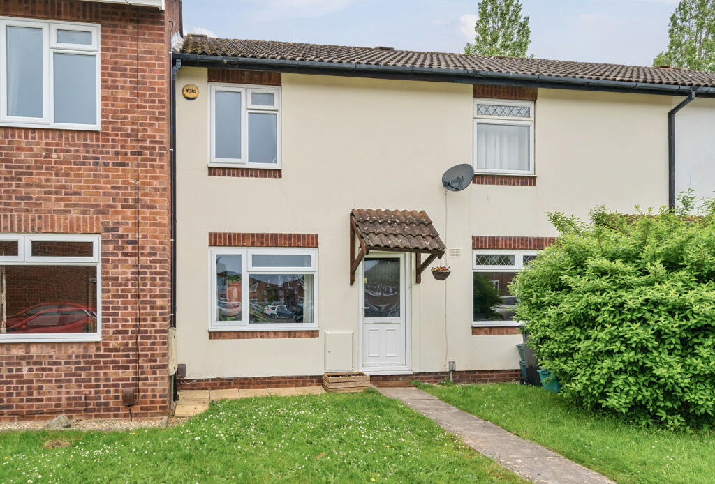 2 bedroom terraced house for sale in Allington Drive, Barrs Court