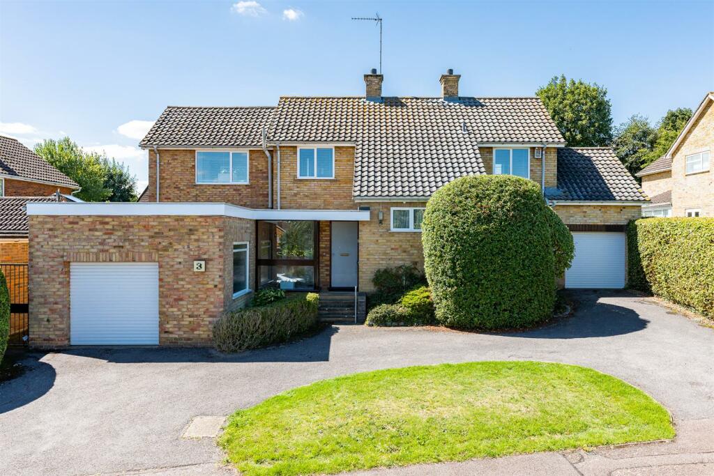 4 bedroom detached house for sale in Deards Wood, Knebworth, SG3