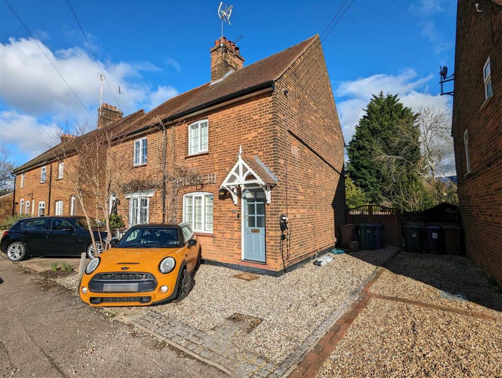 2 bedroom semidetached house for sale in Gun Lane, Knebworth, SG3