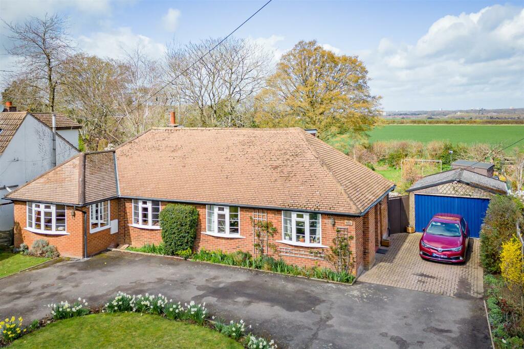 5 bedroom detached house for sale in Raffin Close, Datchworth