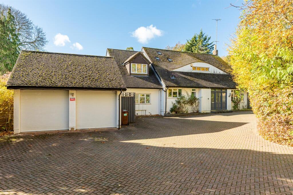 Main image of property: The Avenue, Welwyn