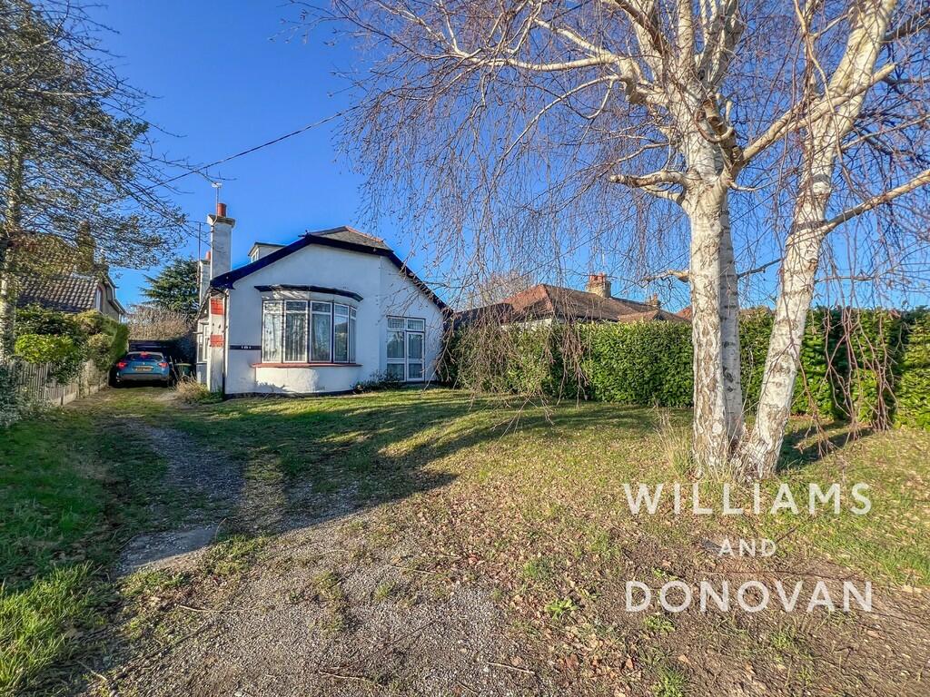 3 bedroom detached house for sale in Main Road, Hawkwell, SS5